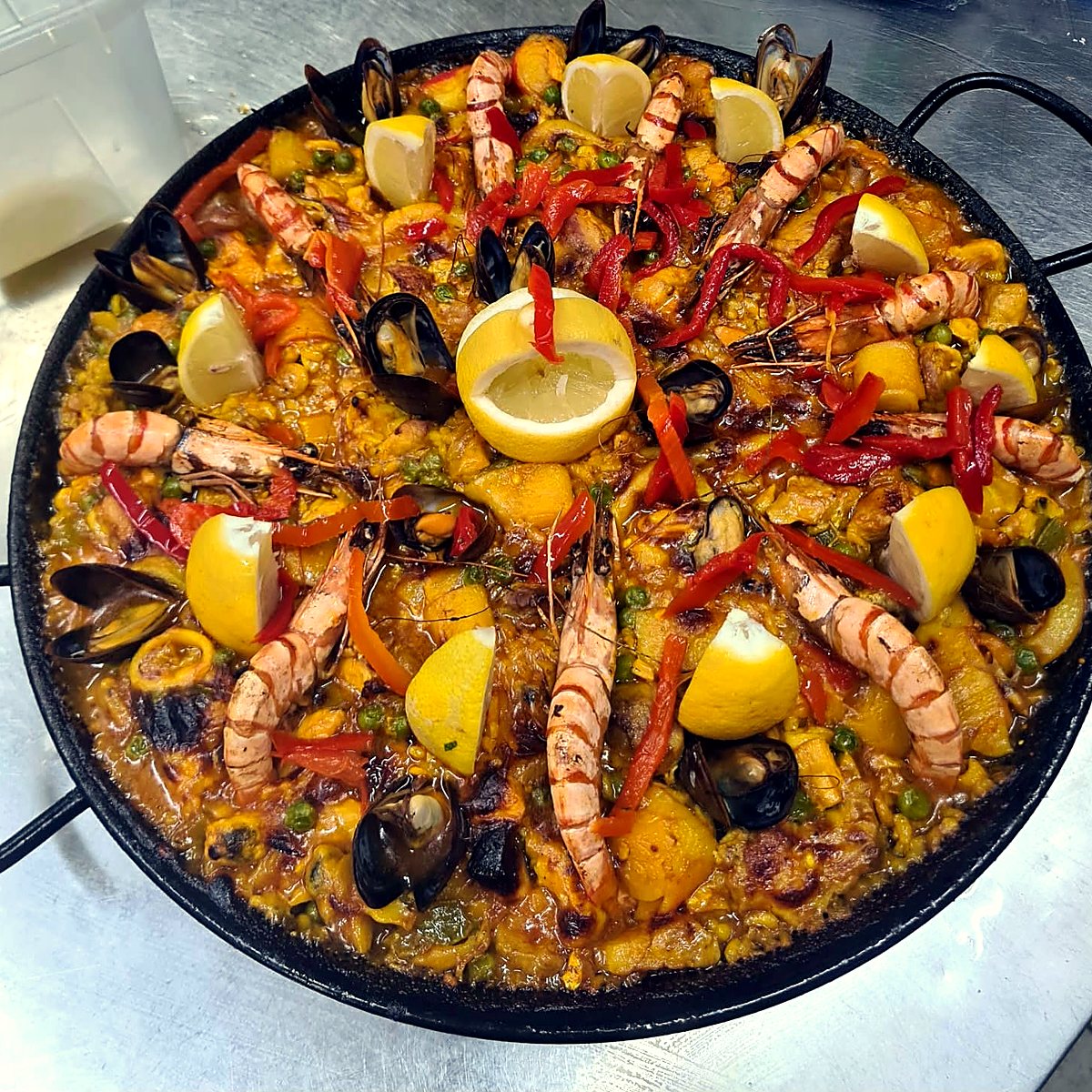 Große Paella de Mariscos mit Riesengarnelen und Muscheln