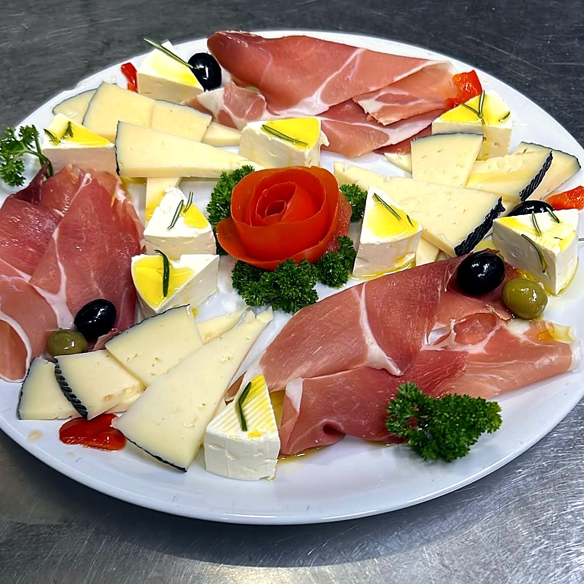 Platte mit Serrano-Schinken, spanischem Käse und Oliven